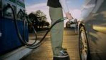 geld sparen: wer morgens tanken muss, ist schlicht gekniffen