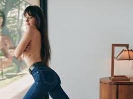 freizügige frühlingskampagne: dakota johnson zieht für calvin klein blank