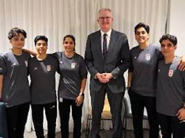 Verfolgung in Heimat entkommen: Iranische Fußballerinnen feiern Asyl in Australien  - und legen das Kopftuch ab