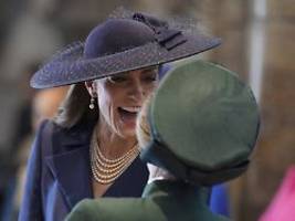 XXL-Hut ist im Weg: Kate und Anne verzichten auf traditionellen Kuss