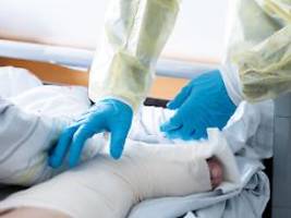 Kosten steigen deutlich: Dank gestiegener Beiträge erzielen Krankenkassen ein Milliardenplus