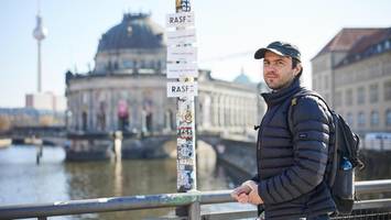 Das ist der Mann, der in ganz Berlin geheimnisvolle Flyer anklebt