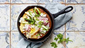 Dutch Baby im Frühlingslook mit Spargel