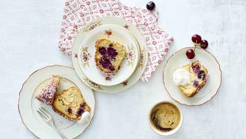 Kokos-Gugelhupf im rosa Kokosoutfit