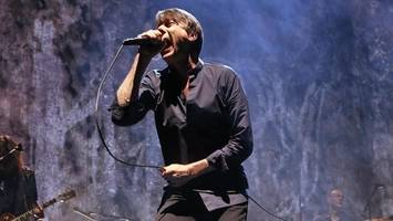 Suede in Berlin: Die unwiderstehliche Brett-Anderson-Show – Sänger umarmt Fans