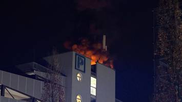dach von parkhaus steht in flammen – polizei fahndet nach brandstiftern