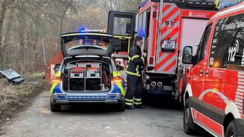 Passant entdeckt Leiche eines Mannes in Bach – Polizei ermittelt