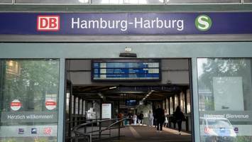 db-mitarbeiter im bahnhof harburg bedroht – täter hat waffen-historie