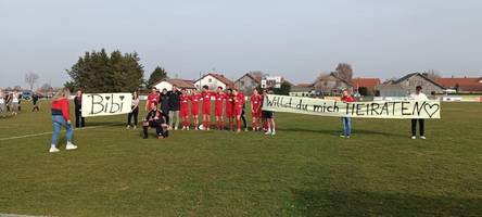 Romantische Nachspielzeit: Beim Testspiel im Unterallgäu gibt es einen Heiratsantrag auf dem Spielfeld