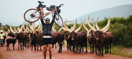 Über Schotterpisten neben Watussi-Rindern und Gorillas: Dieser Günzburger radelt allein durch Afrika