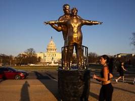 Denkmal ehrt die Verbindung: Statue zeigt Trump und Epstein in Titanic-Pose