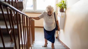 defekter aufzug: rettungsdienst muss seniorin in den 18. stock bringen