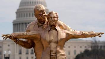 Trump und Epstein in Titanic-Pose - Statue in Washington aufgetaucht