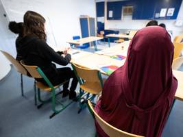 flucht und migration: geflüchtete sind oft weiblich oder sehr jung