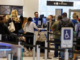 streit um finanzierung von ice: wie donald trump warteschlangen an flughäfen für sich nutzen will