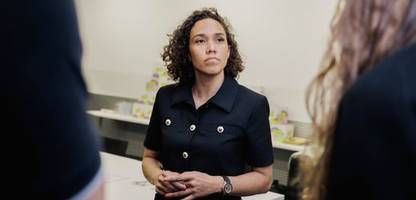 FDP in der Krise: Generalsekretärin Nicole Büttner löst Wette ein und will sich die Haare abschneiden – ein Besuch