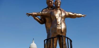 »the secret handshake« in washington: skulptur zeigt donald trump und jeffrey epstein in »titanic«-pose