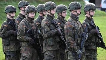 Experten warnen vor „Eierkontrollgriff“ bei Wehrdienst – „schamverletzende Praxis“