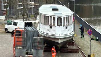 Spektakulär: 150 Jahre alter Alsterdampfer in Wohngebiet aus dem Wasser gehoben
