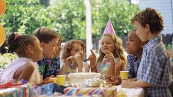 keiner kommt zu geburtstag von 9-jährigem mädchen – bis die ganze stadt davon erfährt