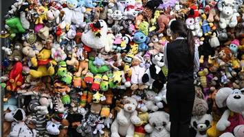 5000 knallbunte Kuscheltiere werben für mehr Schutz von Kindern