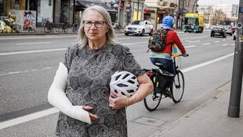 Radfahrerin durch verbotenen U-Turn schwer verletzt – jetzt sucht sie Zeugen