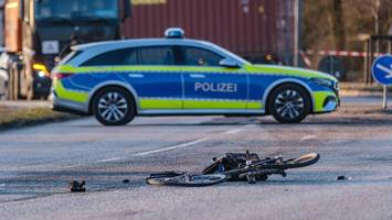 Transporter übersieht Radfahrerin (17) beim Abbiegen – lebensgefährlich verletzt