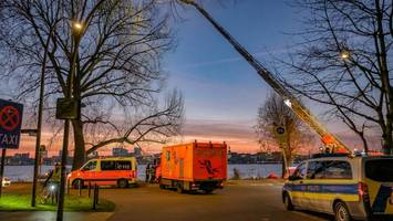 vermisste person in der alster? jacke und isomatte treiben vor kennedybrücke
