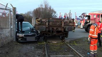 Schon wieder Unfall mit Hafenbahn – Mann zwischen Zug und Auto eingeklemmt
