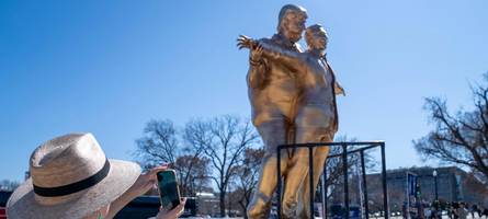 Trump und Epstein schmusen auf der Titanic: Skandal-Statue spaltet Gemüter