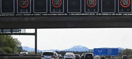 Reiches Ankündigung zu der neuen Spritpreis-Regel: Worauf achten Bayerns Nachbarn beim Tanken?