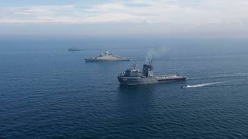 hapag-lloyd-schiff nahe hormus von projektil-teilen getroffen