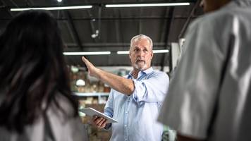 nicht in post zum internationalen männertag erwähnt: filialleiter erhält fast 14.000 euro entschädigung