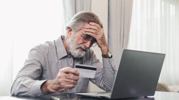 Rente eingefroren, Strafzettel-Flut: Mann sitzt auf 180.000 Euro Schulden