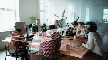 manche menschen reden extrem laut: was das über ihren charakter verrät