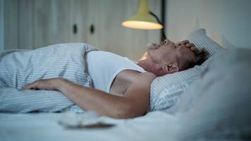 Hüftschmerzen nachts: Wann ein Gelenkverschleiß dahinterstecken kann