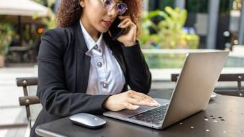 Elin (26) verlor Job und gründete eigene Firma – nach 10 Monaten hat sie über 100.000 Euro verdient