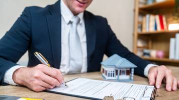 geschwister streiten um wertvolles ferienhaus: bruder erhielt es vor dem tod der eltern