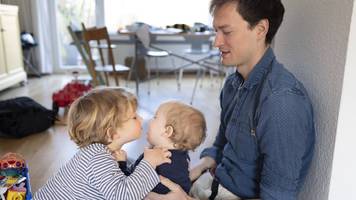 Menschen in meinem Alter reisen, aber Javi (27) wollte früh Vater werden