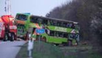 Prozess zu tödlichem Busunfall: Fernbus-Unfall mit vier Toten: Bewährungsstrafe für Fahrer