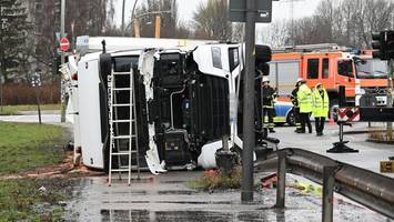 lkw kippt auf die seite – wichtige straße im hamburger hafen dicht