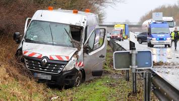 schwerer unfall auf der a23: transporter überschlägt sich