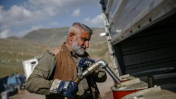 Ölpreise klettern weiter – trump erlaubt wieder verkauf von russischem erdöl