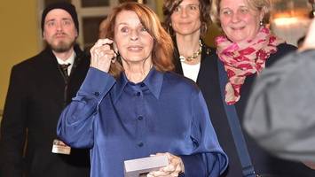 „verdammt noch mal“: senta berger flucht über ihren sturz in der laeiszhalle