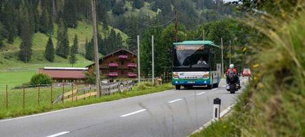 bergbusse immer beliebter: wie man von augsburg und münchen schnell mit dem bus in die alpen kommt