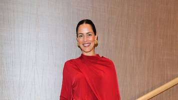 Neue Bilder aus Paris: Ana Ivanović posiert im schwarzen Kleid und High Heels