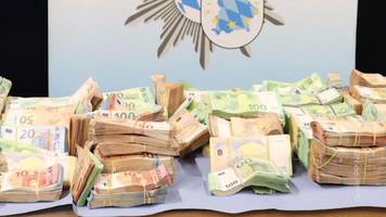 Grenzpolizei kontrolliert Pkw und entdeckt 3 Millionen Euro