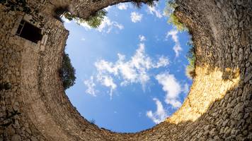 Über 36.000 münzen in historischen brunnen gefunden: archäologen werfen sie wieder zurück