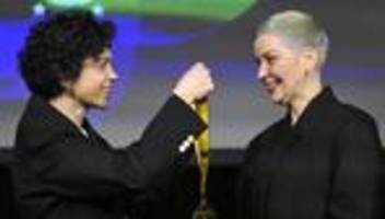 Belarus: Bürgerrechtlerin Maria Kalesnikava nimmt Karlspreis in Aachen entgegen