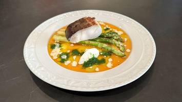 skrei mit grünem spargel, kirschtomatenfond und ziegenquark von markus semmler